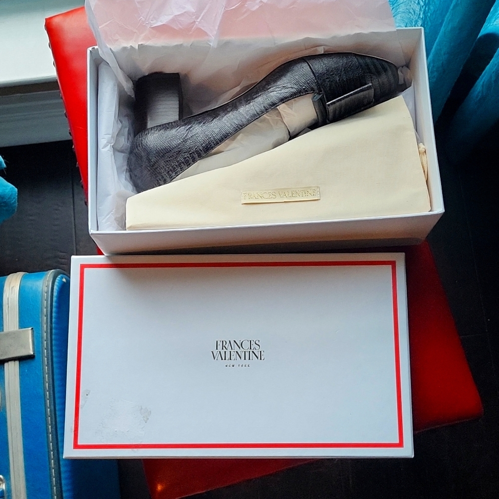 Frances Valentine NIB dark grey lizard pumps